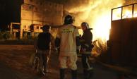 Bomberos intentan sofocar un incendio en territorio anexado, tras un ataque, ayer.