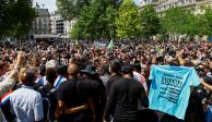 Personas asisten a una marcha en memoria de Adama Traore, un francés negro de 24 años que murió en una operación policial de 2016, organizada por sus familiares, en un nuevo contexto de movilizaciones contra la violencia policial y la desigualdad, tras la muerte de Nahel, un Adolescente de 17 años