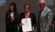 Porfirio Muñoz Ledo (centro) recibe el premio nacional Benito Juárez en reconocimiento a su trayectoria política, en 2021.