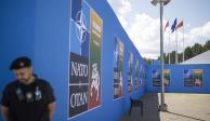 Un guardia de seguridad afuera de la sede donde en un par de días será la cumbre de la OTAN en Vilna, Lituania, el domingo 9 de julio de 2023