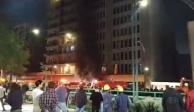 Un incendio se registró en el Hotel Segovia en la colonia Roma de la CDMX, donde bomberos rescataron a 60 huéspedes atrapados.