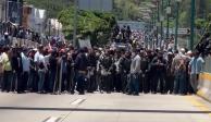 Gobierno de Guerrero llama a diálogo a pobladores que bloquean Autopista del Sol, tras enfrentamiento con policías antimotines.