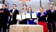 Lorena Cuéllar firma convenios para la creación de la licenciatura de música y la escuela de arte textil.