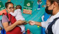 Una madre de familia se prepara para que su bebé sea vacunado en el Centro de Salud Rafael Ramírez, ayer.