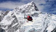 Se estrella un helicóptero en el Everest; bordo iban 5 turistas mexicanos, quienes junto con el piloto murieron en el impacto.