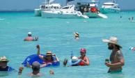 Turistas disfrutan del mar en Isla Mujeres
