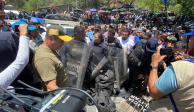 Luego de una negociación, los manifestantes liberaron a cuatro elementos de la Guardia Nacional, cinco de la Policía Estatal y cuatro empleados civiles, ayer.