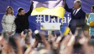 El presidente Volodimir Zelenski (izq.) sostiene una bandera ucraniana junto a su homólogo lituano, Gitanas Nauseda, previo a acudir a la cumbre de la OTAN, ayer.