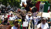 Centenares de simpatizantes y promotores de las peleas de gallos y la fiesta brava marcharon por Paseo de la Reforma y otras vialidades del centro, ayer.