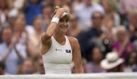 La checa Markéta Vondroušová celebra tras vencer en la final de Wimbledon a la tunecina Ons Jabeur y levantar su primer trofeo en un Grand Slam