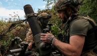 Militares ucranianos de la Décima Brigada Separada de Asalto de Montaña se preparan para disparar un mortero a tropas enemigas  en la región de Donetsk, ayer.