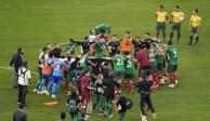 Futbolistas aztecas celebran el título de ayer en EU.