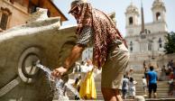 Una persona llena una botella durante una ola de calor en Roma, Italia, ayer.