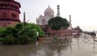 LA inundación ocasionada por el desbordamiento del río Jamuna, en India, llegó hasta los muros externos del Taj Mahal.