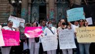 Trabajadores del sector salud de la capital expusieron sus demandas en las escalinatas del recinto de Donceles, ayer.