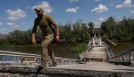 Un militar ucraniano camina por un puente sobre el río Siverskyi Donets, destruido durante el ataque de Rusia en Bohorodychne, región de Donetsk, ayer.