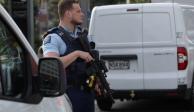 Un oficial de policía hace guardia en medio después del informe de un tiroteo en Auckland, Nueva Zelanda.