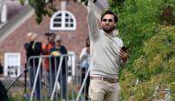 El manifestante Salwan Momika, ondea una bandera sueca frente a la embajada iraquí, en Estocolmo, Suecia, ayer.