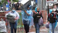 Capitalinos se cubren con plásticos, una tarde de lluvia en la CDMX
