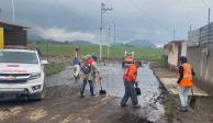 Personal de la alcaldía Tlalpan realiza labores de limpieza de casas afectadas por lluvias en el pueblo de Parres el Guarda