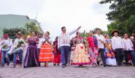 El colorido y alma de Oaxaca se unen en la Guelaguetza 2023, donde artistas y tradiciones danzan al ritmo de la música ancestral; al centro, el gobernador Salomón Jara Cruz.