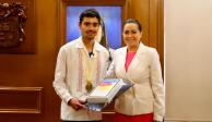 Tere Jiménez se reúne con el joven ganador del oro en la Olimpiada Internacional de Matemáticas.