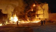 Se incendia una fábrica de tarimas en Guadalajara.