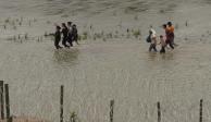 Ilegales intentan cruzar a EU a través del río Grande, pese a las duras medidas como alambres de púas, a inicios de mes.