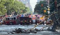 Grúa de construcción se incendia y su brazo choca contra edificio en Manhattan, Nueva York, este miércoles 26 de julio.
