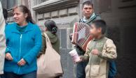 Algunos de los pequeños deben trabajar en las calles, al lado de sus padres.