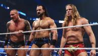 Matt Riddle, a la derecha, acompañado de otros dos luchadores en un evento de la WWE.