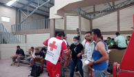 Migrantes asistidos por elementos de la Cruz Roja.