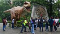 Capitalinos acuden en verano a la que fue la residencia oficial para disfrutar de una tarde y tomarse fotos con réplicas gigantes de dinosaurios que forman parte de una exposición temporal.