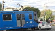 Tren Ligero choca contra taxi y choferes resultan heridos.