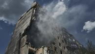 Servicios de emergencias trabaja en el sitio donde un misil impactó un edificio de apartamentos en la ciudad de Krivói Rog, Ucrania, el lunes 31 de julio de 2023