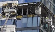 Los trabajadores de la grúa desmantelan los escombros de un rascacielos dañado en el distrito comercial de la "Ciudad de Moscú" después de un ataque con drones en Moscú, Rusia, el domingo 30 de julio de 2023.