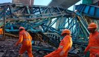 ]Una grúa que era utilizada para construir un puente vehicular,  se desplomó en India, donde 17 trabajadores resultaron heridos.