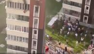 Personas saltan desde las ventanas de un edificio de departamentos de 16 pisos para no morir quemados durante un incendio.