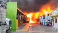 Un aspecto del incendio registrado este domingo en una fábrica de químicos en San Vicente Chicoloapan