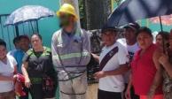 Hartos por los apagones, amarran a poste a un trabajador de CFE en Yucatán.