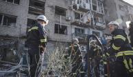 Personal de emergencias y bomberos se preparan para inspeccionar un edificio residencial impactado por un misil, ayer.