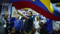 El candidato Fernando Villavicencio ondea una bandera minutos antes de que fuera asesinado en Quito, Ecuador.