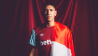 Edson Álvarez con el uniforme del West Ham United