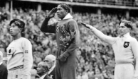 Jesse Owens recibe su medalla de oro por salto de longitud en Berlín 1936
