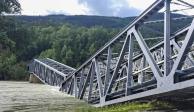 Una sección de un puente ferroviario colapsó sobre el río Laagen, en Ringebu, Noruega, el lunes 14 de agosto de 2023