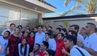 El diputado con estudiantes, ayer.