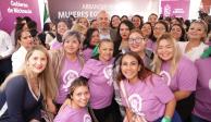 Alfredo Ramírez Bedolla con mujeres con quienes se impulsan diversos programas sociales en la entidad.