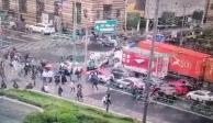 Manifestantes bloquean Eje Central, a la altura de 5 de Mayo.