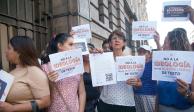 La Unión Nacional de Padres de Familia realizó una protesta en la puerta del Palacio de Gobierno de Morelos, ayer, por la distribución de los nuevos libros de texto.