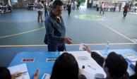 Una persona emite un voto en un centro de votación durante la segunda vuelta de las elecciones presidenciales en la Ciudad de Guatemala, Guatemala, el 20 de agosto de 2023.